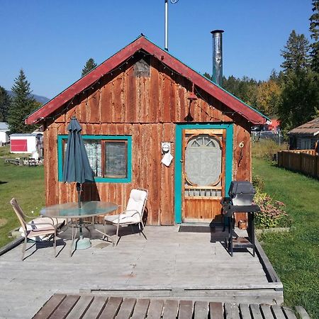 ホテルSteamboat Mountain Chalets Spillimacheen エクステリア 写真