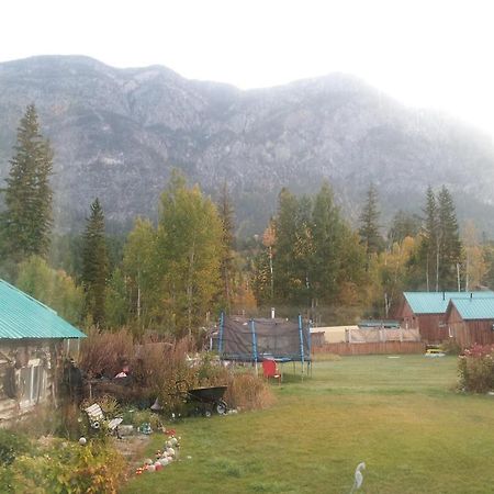 ホテルSteamboat Mountain Chalets Spillimacheen エクステリア 写真