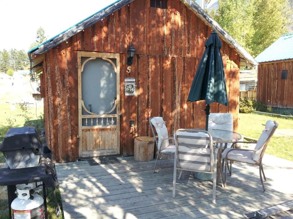 ホテルSteamboat Mountain Chalets Spillimacheen エクステリア 写真