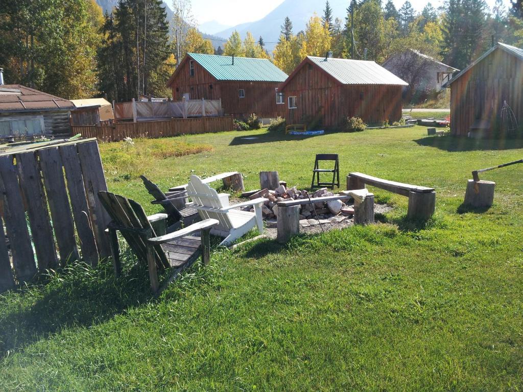 ホテルSteamboat Mountain Chalets Spillimacheen エクステリア 写真
