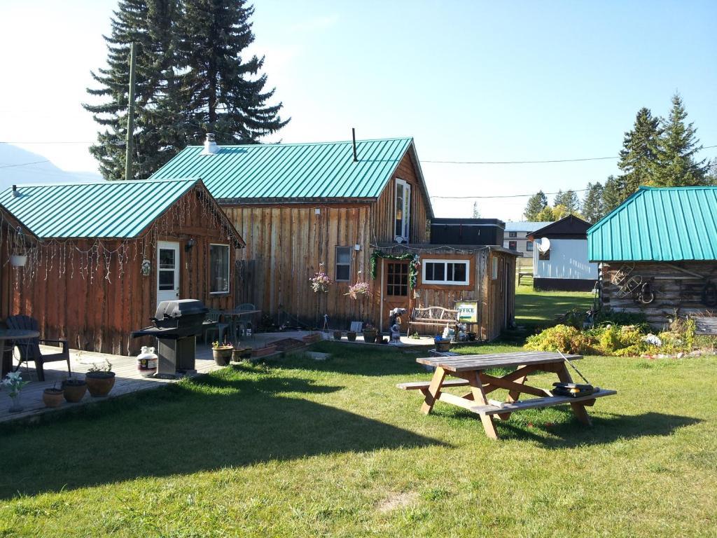 ホテルSteamboat Mountain Chalets Spillimacheen エクステリア 写真