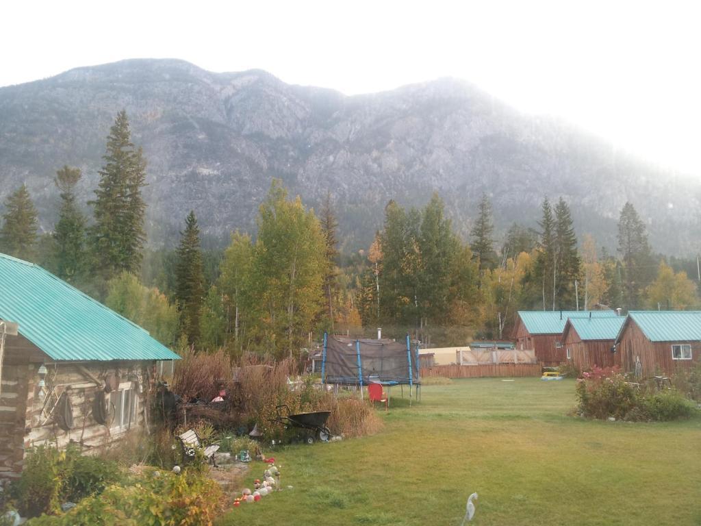 ホテルSteamboat Mountain Chalets Spillimacheen エクステリア 写真