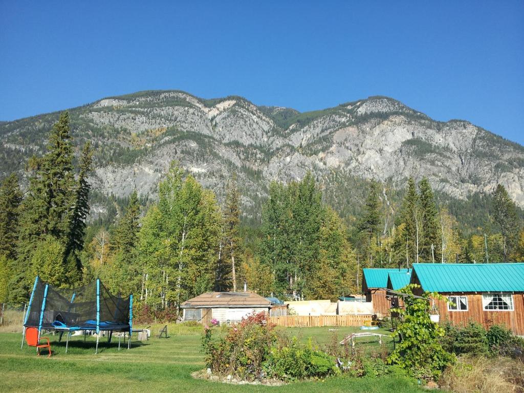 ホテルSteamboat Mountain Chalets Spillimacheen エクステリア 写真