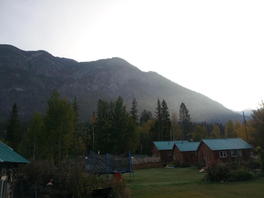 ホテルSteamboat Mountain Chalets Spillimacheen エクステリア 写真