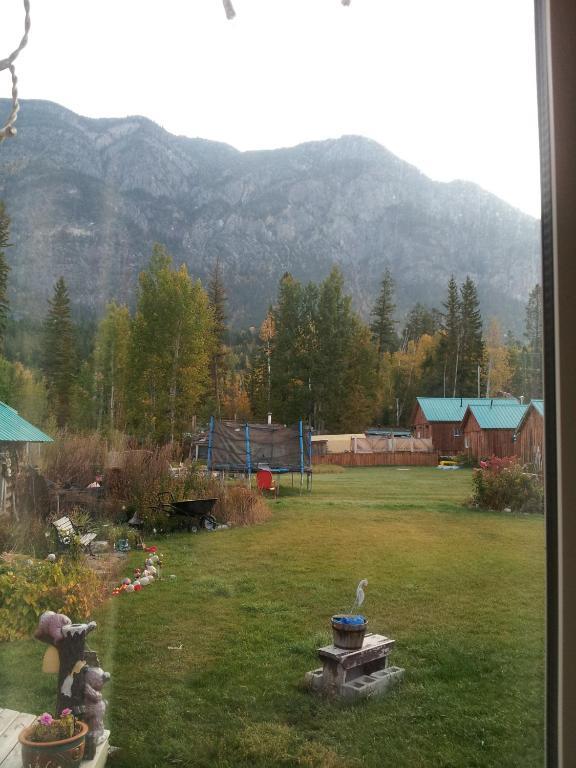 ホテルSteamboat Mountain Chalets Spillimacheen エクステリア 写真
